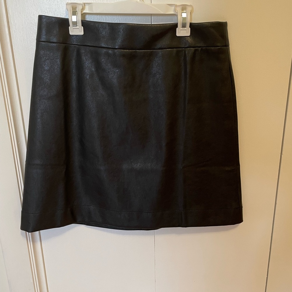 Vegan leather skirt banana republic (never been worn)
